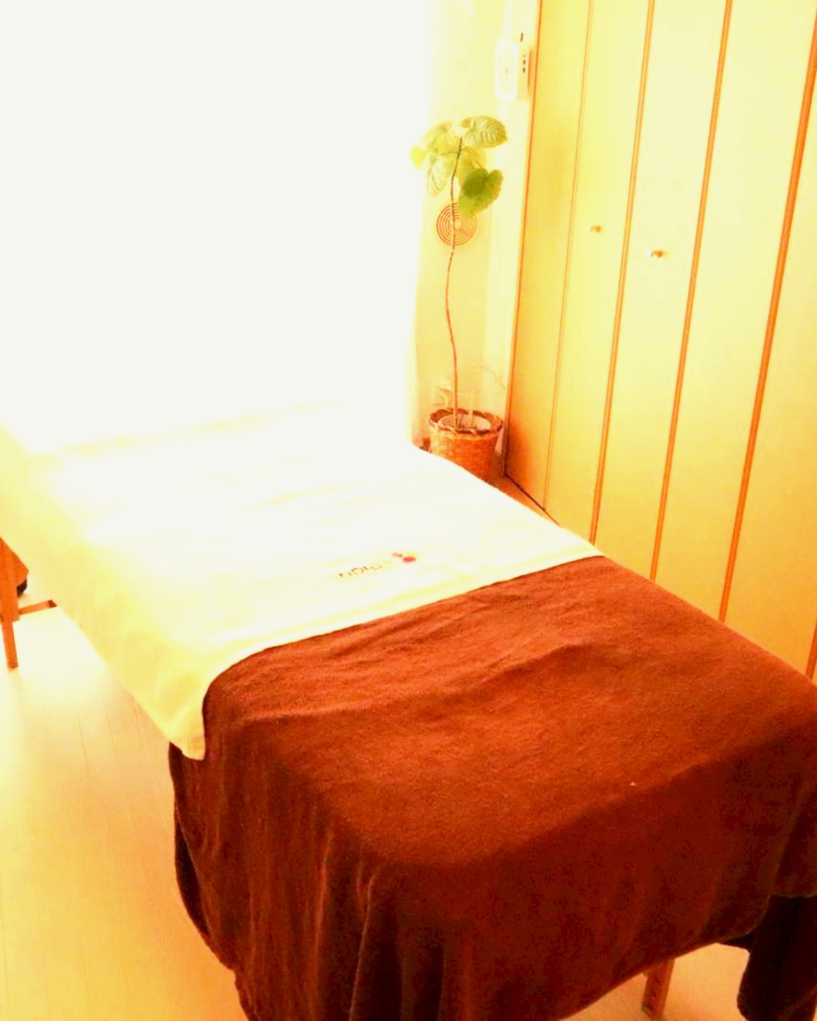 ベッドを中心にした個室の様子